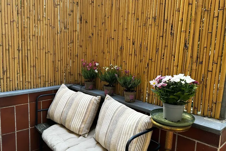Sitzecke mit Kissen und Blumen vor dem Studio
